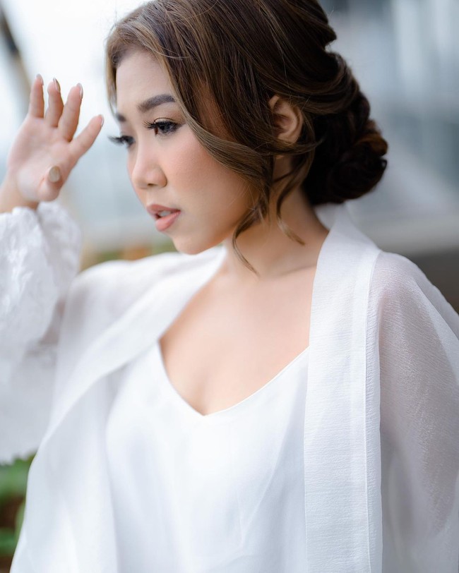 Kiky Saputri mengatakan mereka hanya butuh empat bulan pacaran sebelum akhirnya melangsungkan lamaran. Dikatakan jika pasangan yang punya kepribadian saling melengkapi ini bertemu lewat aplikasi kencan. Foto: Instagram @windrafotografi