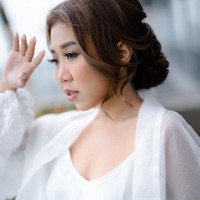 Kiky Saputri mengatakan mereka hanya butuh empat bulan pacaran sebelum akhirnya melangsungkan lamaran. Dikatakan jika pasangan yang punya kepribadian saling melengkapi ini bertemu lewat aplikasi kencan. Foto: Instagram @windrafotografi