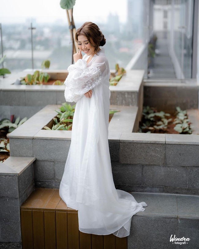 Setelah berdoa dan melangsungkan Umroh, Kiky pun yakin bahwa sang kekasih adalah jodohnya. Foto: Instagram @windrafotografi