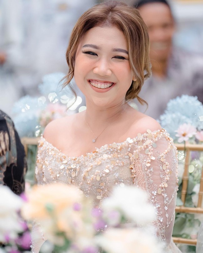 Sebenarnya waktu habis putus kemarin nggak ada ekspetasi bakalan secepat ini punya pacar, bahkan dilamar. Cuma ya nggak tahu, kenapa ya kamu bisa meyakinkanku? Kata Kiky Saputri dilansir detikHot. Dukun kamu manjur kali, Sayang, jawab Khairi disambut tawa keduanya.Foto: Instagram @windrafotografi