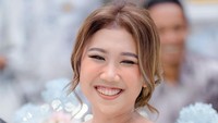 Senyum kebahagiaan Kiky Saputri saat prosesi lamaran. Semoga hubungan Kiky dan M Khairi langgeng selalu. (Instagram @windrafotografi)