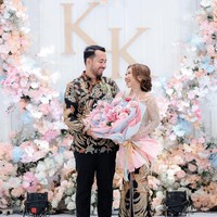 Kiky Saputri baru saja melangsungkan prosesi lamaran. Dalam berbagai postingan di media sosial, wanita itu pun terlihat sumringah. Foto: Instagram @windrafotografi