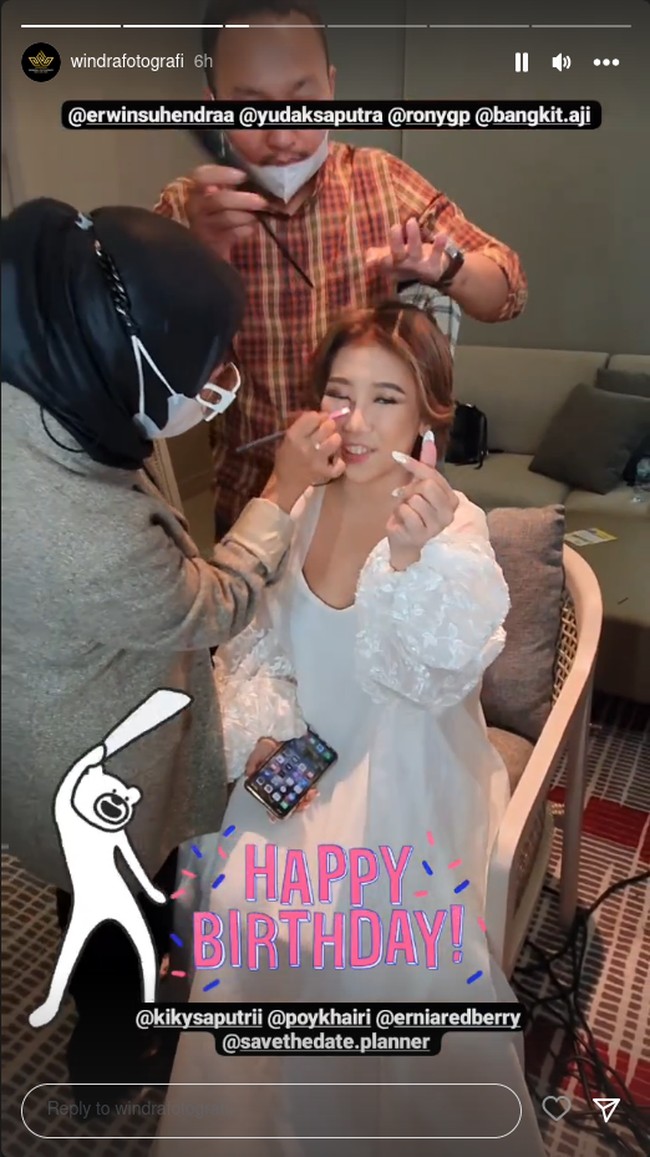 Menurut Kiky, Khairi adalah sosok laki-laki yang baik stelah ayahnya. Awalnya pasti ada rasa, aduh nanti main-main lagi, buang waktu lagi, buang uang, buang air mata lagi. Tapi ternyata nggak, sama Khairi aku nggak pernah nangis, malah dia yang nangis mulu, katanya.Foto: Instagram @windrafotografi