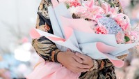 M Khairi saat membawakan buket bunga untuk Kiky Saputri. Keduanya tergolong baru kenal hanya dua bulan, meski baru kenal tak menyurutkan niat keduanya untuk melanjutkan ke jenjang yang lebih serius. (Instagram @windrafotografi)