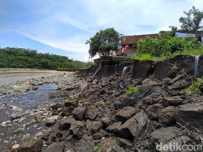 Lokasi longsoran akibat abrasidi pinggiran Sungai Progo wilayah Dusun Ngiwon, Desa Banyuwangi, Bandongan, Magelang, Sabtu (22/10/2022).