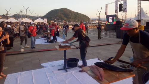 Lomba Fillet Tuna pada ajang  Festival Maritim Labuan Bajo 2022 di Waterfront Marina Labuan Bajo, Sabtu (22/10/2022) sore