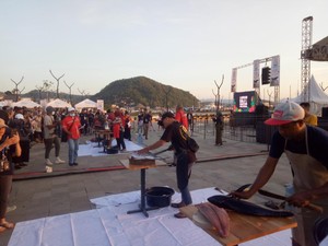 Adu Cantik-Cepat Fillet Ikan Tuna di Festival Maritim Labuan Bajo