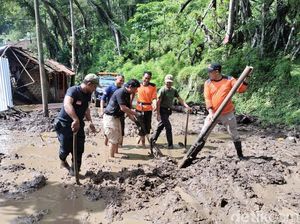KPH Lawu Kirim Alat Berat Bersihkan Longsor Telaga Ngebel Ponorogo