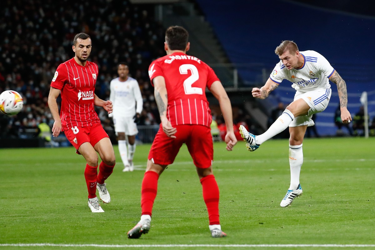 Real Madrid vs Sevilla: Los Blancos sering kerepotan. (Foto: Real Madrid via Getty Images/Antonio Villalba)