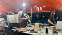 Pilihan sausnya ada barbeque, blackpepper dan saus jamur. Warung Meat a Meat buka pukul 17.00, tetapi ketika kami datang pukul 16.30 warungnya sudah dipenuhi pelanggan. Foto: detikcom/Riska Fitria