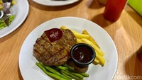 Kami memesan menu tenderloin (Rp 85.000) dengan tingkat kematangan medium. Steak ini kami padukan dengan saus barbeque. Foto: detikcom/Riska Fitria