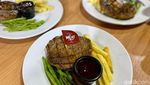 Warung Tenda Ini Tawarkan Beefsteak Kaki Lima yang Empuk Juicy