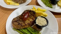 Begitu juga dengan menu sirloin dengan saus jamur (Rp 80.000). Kami sangat menyukai saus jamurnya yang creamy dan gurih. Potongan jamur champignon pun banyak. Foto: detikcom/Riska Fitria