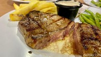 Meat a Meat ini buka setiap hari, mulai dari pukul 17.00-23.00. Setiap hari, warungnya tak pernah sepi, bahkan sering didatangi food vlogger. Cobain yuk! Foto: detikcom/Riska Fitria
