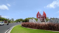 Melalui akun resmi media sosial (medsos) Tiktok, KemenPUPR menjelaskan bahwa Monumen G20 didesain seorang arsitek asal Bali yakni Nyoman Popo Priyatna Danes atau yang lebih dikenal Popo Danes. Desain Monumen G20 diambil dari konsep filosofi pusaran kehidupan masyarakat Hindu. Monumen ini dijadikan sebagai landmark ikonik dalam perhelatan KTT G20. Foto: I Wayan Sui Suadnyana