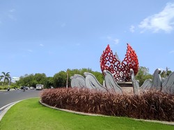 Melalui akun resmi media sosial (medsos) Tiktok, KemenPUPR menjelaskan bahwa Monumen G20 didesain seorang arsitek asal Bali yakni Nyoman Popo Priyatna Danes atau yang lebih dikenal Popo Danes. Desain Monumen G20 diambil dari konsep filosofi pusaran kehidupan masyarakat Hindu. Monumen ini dijadikan sebagai landmark ikonik dalam perhelatan KTT G20. Foto: I Wayan Sui Suadnyana