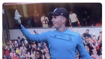 Kiper Dean Henderson meledek para suporter Liverpool dengan gestur tangannya. Foto: Twitter