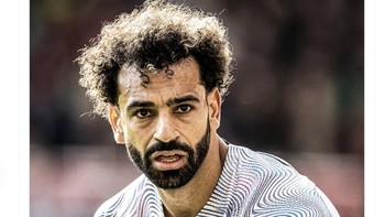 Mo Salah pun sampai terpekur melihat kekalahan timnya dari tim papan bawah. Foto: Twitter