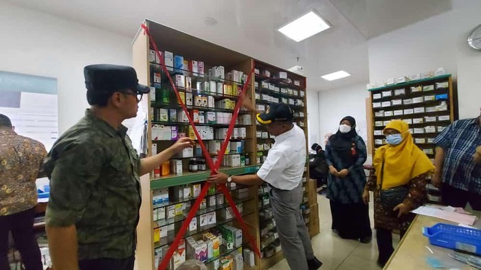 Menko PMK-Pemkot Sidak Apotek di Bogor, Cek Tak Ada Obat Sirup Dijual