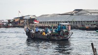 Sesajen tersebut dibawa oleh sebuah kapal yang nantinya akan di larung pada tengah laut. Fajar Briantomo/detikcom.