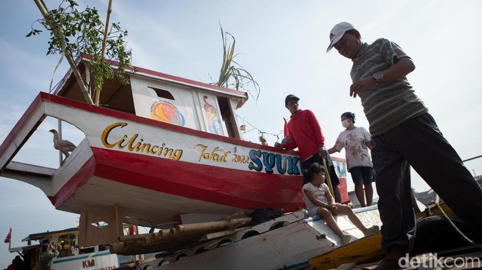 Meriahnya Nadran Pesta Laut Nelayan Cilincing Sejumlah nelayan kembali menggelar tradisi Nadran Pesta Laut atau Festival Kampung Nelayan di Cilincing.