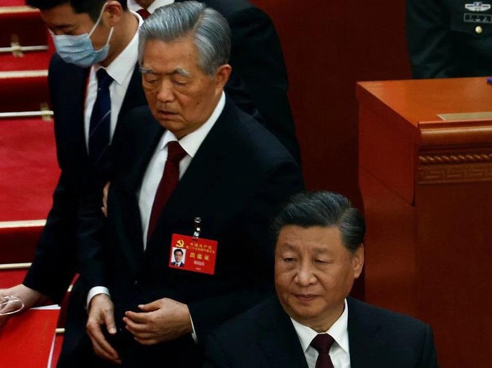 Eks Presiden Hu Jintao Dikawal Keluar dari Kongres Partai Komunis China