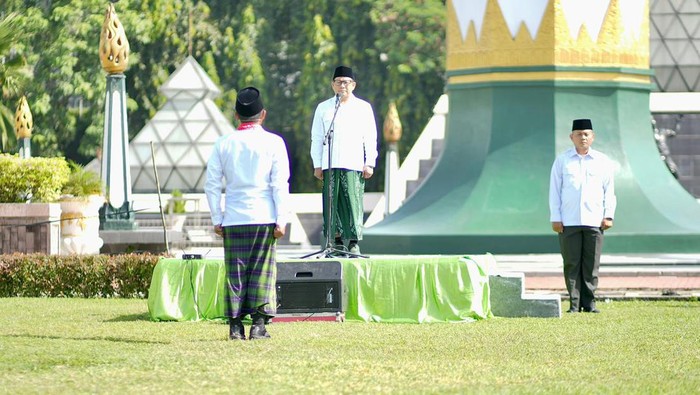 Panglima Santri Indonesia Abdul Muhaimin Iskandar (Gus Muhaimin) memimpin apel akbar dalam rangka Peringatan Hari Santri Nasional (HSN) 2022 di Surabaya.