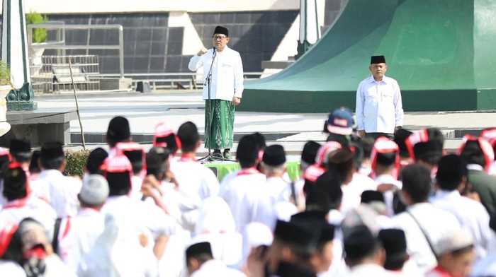 Panglima Santri Indonesia Abdul Muhaimin Iskandar (Gus Muhaimin) memimpin apel akbar dalam rangka Peringatan Hari Santri Nasional (HSN) 2022 di Surabaya.