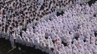 Sejumlah santri mengikuti gelaran acara dengan khidmat. ANTARA FOTO/Syaiful Arif.