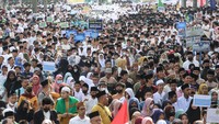 Dari Tangerang, Banten, ribuan santri melakukan pawai di Jalan Satria Sudirman. ANTARA FOTO/Fauzan.