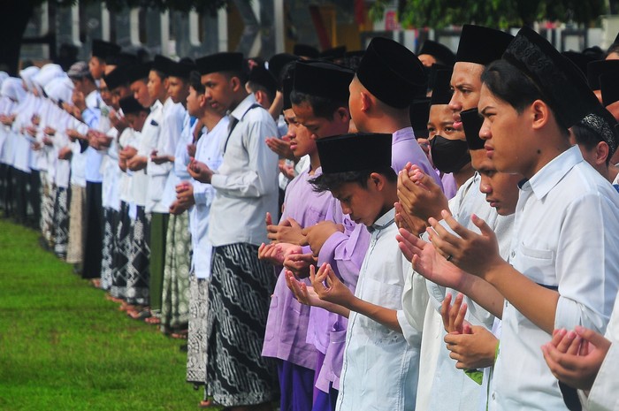Peringatan Hari Santri Nasional yang digelar setiap tanggal 22 Oktober. Berikut, foto-foto suasana peringatan yang dilakukan di berbagai wilayah di Indonesia.