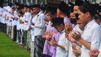 Lanjut, dari Kudus, Jawa Tengah, sejumlah santri terlihat sangat khusyu saat doa sekaligus apel saat memperingati Hari Santri Nasional. ANTARA FOTO/Yusuf Nugroho. 