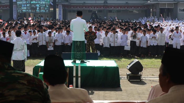 Peringatan Hari Santri Nasional yang digelar setiap tanggal 22 Oktober. Berikut, foto-foto suasana peringatan yang dilakukan di berbagai wilayah di Indonesia.
