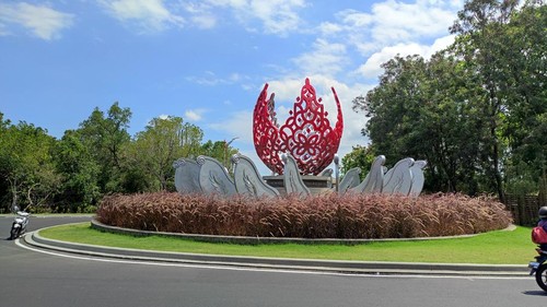 Monumen G20 dibangun di Jalan Bypass Ngurah Rai, Desa Pemogan, Kecamatan Denpasar Selatan, Kota Denpasar, tepatnya di pintu masuk Pura Candi Narmada Tanah Kilap. Monumen itu dibangun di sana sebagai satu kesatuan dengan pembangunan showcase hutan bakau (mangrove) di Taman Hutan Raya (Tahura) Ngurah Rai yang disiapkan jelang KTT G20.