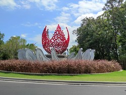 Sebagai tuan rumah, Indonesia mempersiapkan sejumlah hal. Salah satunya dengan membangun monumen ikonik mengenai G20 di Bali. Monumen tersebut dibangun oleh Kementerian Pekerjaan Umum dan Perumahan Rakyat (PUPR). Monumen G20 dibangun di Jalan Bypass Ngurah Rai, Desa Pemogan, Kecamatan Denpasar Selatan, Kota Denpasar, tepatnya di pintu masuk Pura Candi Narmada Tanah Kilap. Monumen itu dibangun di sana sebagai satu kesatuan dengan pembangunan showcase hutan bakau (mangrove) di Taman Hutan Raya (Tahura) Ngurah Rai yang disiapkan jelang KTT G20. Foto: I Wayan Sui Suadnyana