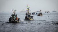 Sejumlah kapal nelayan melakukan prosesi pelepasan sesajen ke laut dalam tradisi Nadran Pesta Laut. ANTARA FOTO/Aprillio Akbar
