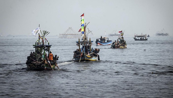 Sejumlah kapal nelayan melakukan prosesi pelepasan sesajen ke laut dalam tradisi Nadran Pesta Laut atau Festival Kampung Nelayan di Cilincing, Jakarta, Sabtu (22/10/2022). Komunitas Nelayan Cilincing (Kunci) menggelar tradisi Nadran Pesta Laut yang ke-20 sebagai bentuk ungkapan rasa syukur kepada sang pencipta akan limpahan rezeki hasil laut. ANTARA FOTO/Aprillio Akbar/nym.