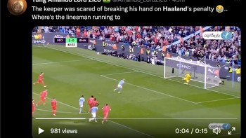 Saat mencetak gol kedua lewat penalti, kiper Brighton bahkan sampai tak mengulurkan tangannya untuk berusaha menangkap bola. Foto: Screenshot Twitter