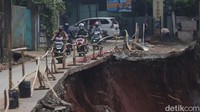 Jalan yang longsor parah ini masih dilintasi pengendara.