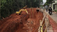 Hal itu tentu saja dapat membahayakan para pengendara yang melintas.