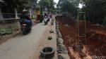 Ngeri... Jalan Longsor di Bantargebang Masih Dilintasi Pengendara