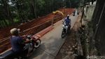 Ngeri... Jalan Longsor di Bantargebang Masih Dilintasi Pengendara