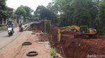 Ngeri... Jalan Longsor di Bantargebang Masih Dilintasi Pengendara