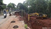 Jalan longsor ini merupakan akses perbatasan Kota Bekasi dan Kabupaten Bogor. 