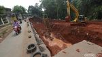 Ngeri... Jalan Longsor di Bantargebang Masih Dilintasi Pengendara