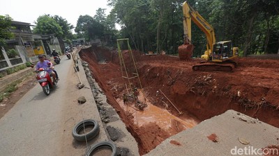 Ngeri... Jalan Longsor di Bantargebang Masih Dilintasi Pengendara