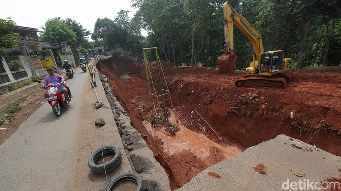 Jalan Pangkalan 1, Bantar Gebang, Kota Bekasi, Jawa Barat, yang sempat longsor pada Jumat (30/9) lalu saat ini masih belum ditutup dan masih dilintasi pengendara.