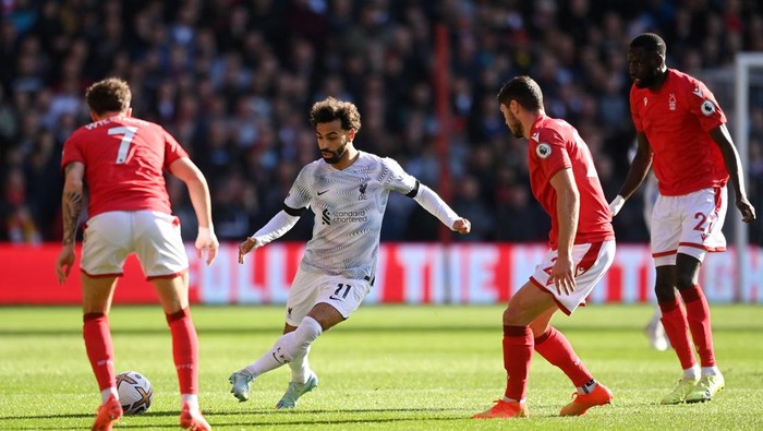 NOTTINGHAM, ENGLAND - OCTOBER 22: Mohamed Salah of Liverpool battles for possession with Scott McKenna, Neco Williams and Cheikhou Kouyate of Nottingham Forest during the Premier League match between Nottingham Forest and Liverpool FC at City Ground on October 22, 2022 in Nottingham, England. (Photo by Michael Regan/Getty Images)