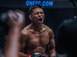 Eko Roni Kalahkan Petarung Thailand di ONE 162