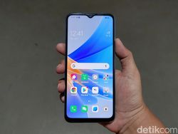 Menggenggam Oppo A17, HP Rp 2 Juta Tampilan Menggoda